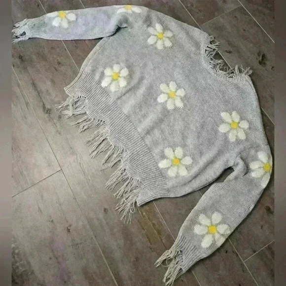 Polly & Esther Distressed Flower Sweater🌼 - Picture 4 of 6